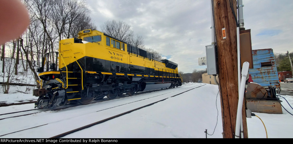 Pardon the finger !  SD70M-2 4064 fresh out of a paint job. 